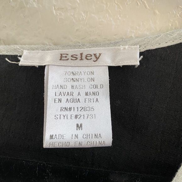 Esley Blouse Size M Embroidered Detail White Black Flowy Button Back‎ Top Blouse - Picture 8 of 8